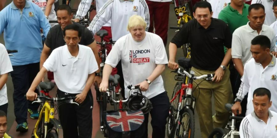 Boris Johnson mit Radfahrern in Jakarta