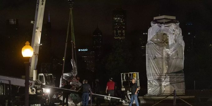 Die Christoph Kolumbus-Statue wird in Chicago vom Sockel gehoben und abtransportiert. Racial Injustice Chicago