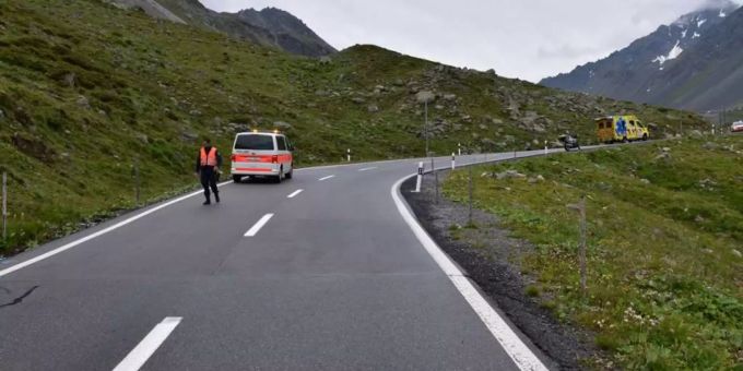 Bei einem Selbstunfall am Flüelapass hat sich ein Motorradfahrer verletzt. flüelapass davos