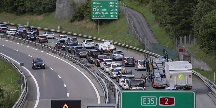 Stehende Kolonne bei Wassen UR. Laut der Urner Kantonspolizei gibt es auf der wichtigsten Nord-Süd-Achse der Schweiz weniger Reiseverkehr als in früheren Jahren. (Archivbild)