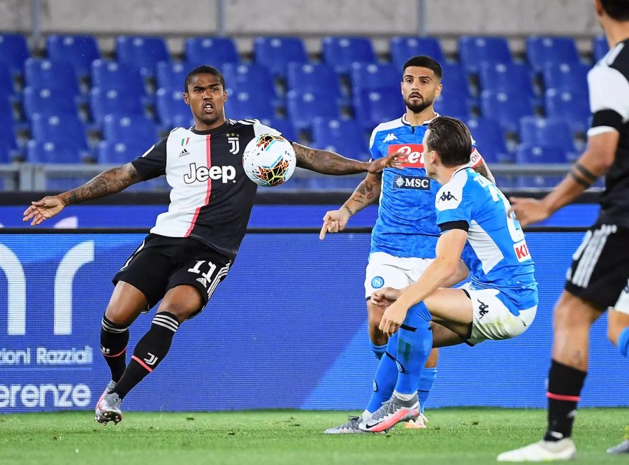 Juves Douglas Costa (l.) im Duell mit Piotr Zielinski (r.) vom SSC Neapel.