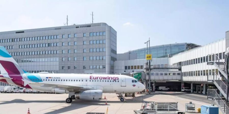 Ein Airbus A319 der Fluggesellschaft Eurowings steht am Düsseldorfer Flughafen an einem Terminal. Foto: Marcel Kusch/dpa