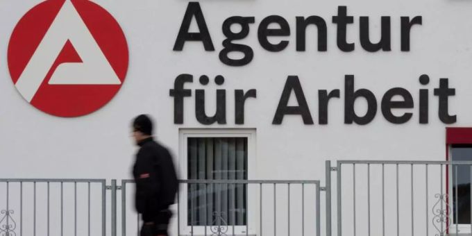 «Viele Firmen werden schlussendlich doch nicht um Kapazitätsanpassungen, sprich Jobstreichungen oder gar eine Insolvenz, herumkommen», prognostiziert eine Volkswirtin. Foto: Sebastian Kahnert/dpa-Zentralbild/dpa «Viele Firmen werden schlussendlich doch nicht um Kapazitätsanpassungen, sprich Jobstreichungen oder gar eine Insolvenz, herumkommen», prognostiziert eine Volkswirtin. Foto: Sebastian Kahnert/dpa-Zentralbild/dpa