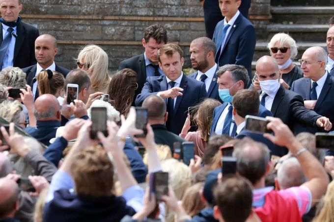 Emmanuel Macron (hinten,M), Präsident von Frankreich, zeigt mit dem Finger als er das Rathaus verlässt, nachdem er bei der zweiten Runde der Kommunalwahlen seine Wahlstimme abgegeben hat. Foto: Ludovic Marin Zweite Runde der Kommunalwahlen in Frankreich
