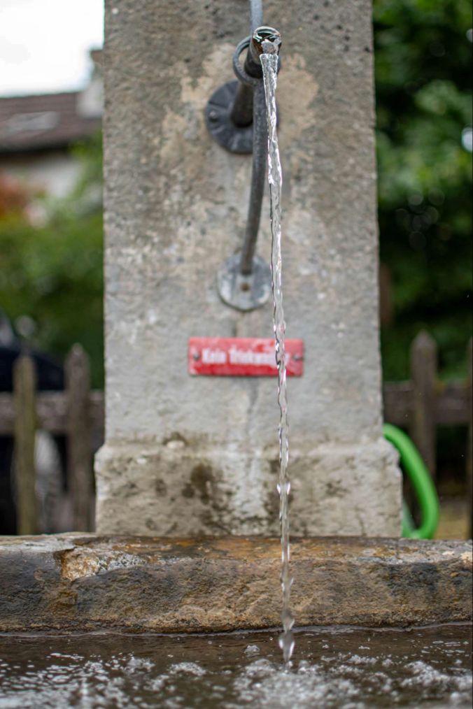 Kühles Nass: ein kleiner Brunnen in Dintikon.