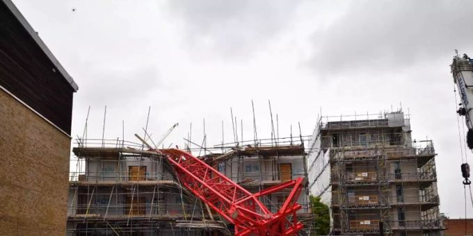 Der Kran stürzte auf ein im Bau befindliches Mehrfamilienhaus und zwei Reihenhäuser. Foto: Victoria Jones/PA Wire/dpa Der Kran stürzte auf ein im Bau befindliches Mehrfamilienhaus und zwei Reihenhäuser. Foto: Victoria Jones/PA Wire/dpa