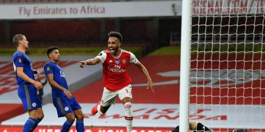 Pierre-Emerick Aubameyang (M) bejubelt das 1:0 für den FC Arsenal im Spiel gegen Leicester City. Foto: Shaun Botterill/Nmc Pool/PA Wire/dpa