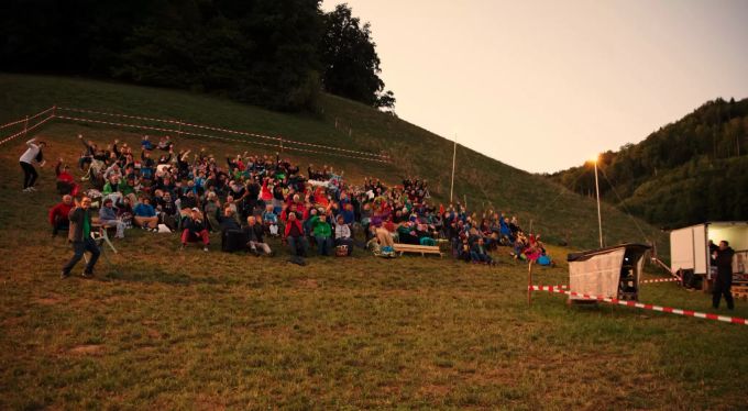 Die Zuschauer freuen sich auf einen gemütlichen Abend im OpenAirKinoSchlatt OpenAirKinoSchlatt
