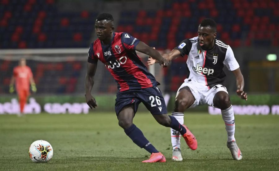 Musa Juwara deckt den Ball gegen Blaise Matuidi von Juventus Turin ab.