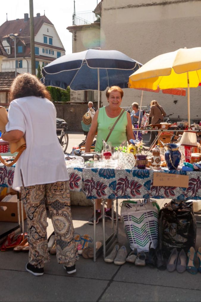 Lilian V. geniesst es am Flohmarkt zu verkaufen
