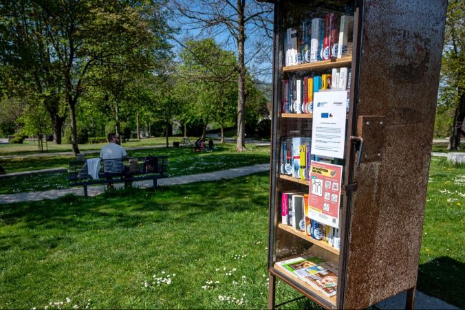 Buchkasten im Park des Schlossgut in Münsingen.