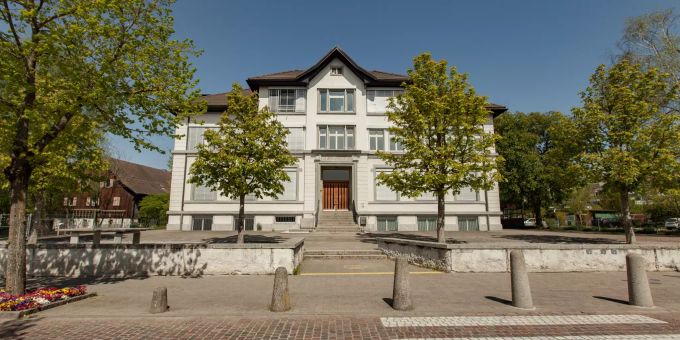 Das Schulhaus Mettlen in Opfikon. Das Schulhaus Mettlen in Opfikon.
