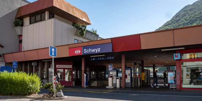 Der Bahnhof der Gemeinde Schwyz. Der Bahnhof der Gemeinde Schwyz.