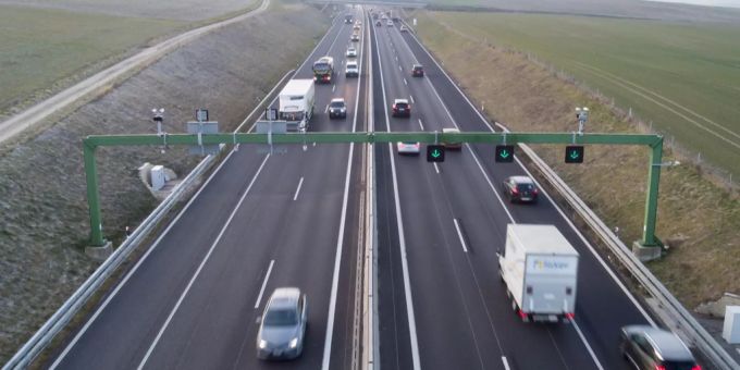 Fahrzeuge auf der Autobahn A1. Autobahn