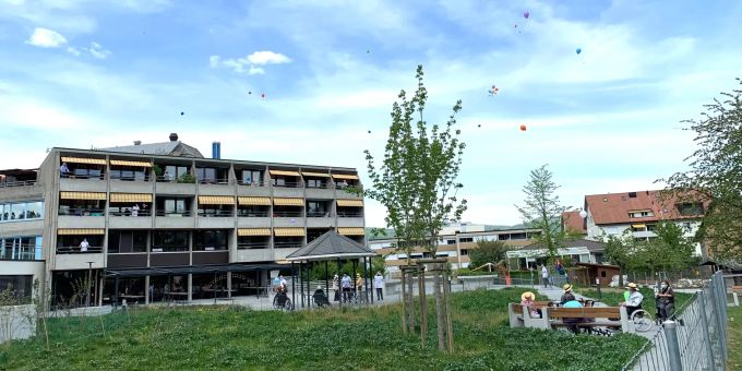 Jeder Bewohner und jede Bewohnerin des Altersheim Brüggli in Dulliken durfte einen Ballon steigen lassen. Brüggli Altersheim Ballon
