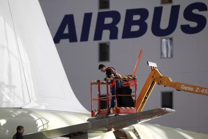 Innerhalb eines Monats sind die Geschäfts des Flugzeugbauers Airbus um einen Drittel zurückgegangen. airbus