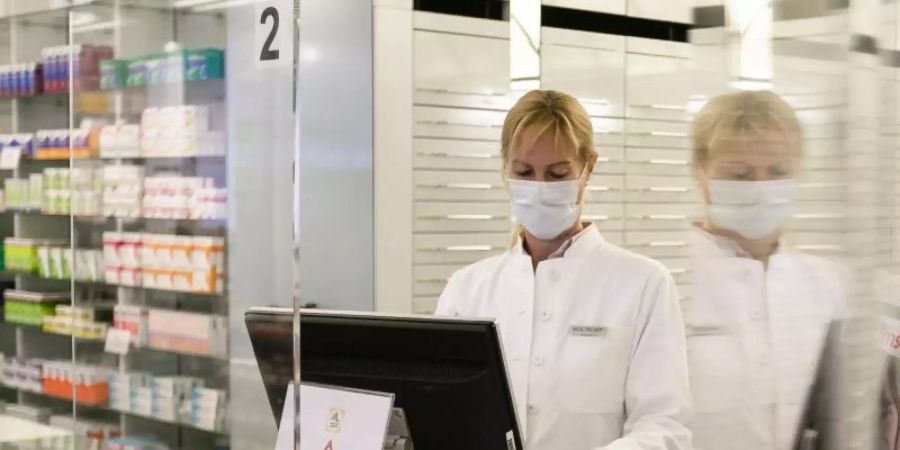 Viele Apotheken und Einzelhändler schützen ihre Mitarbeiter mit den Scheiben vor einer Ansteckung mit Corona. Das Bundeskabinett hat jetzt allgemeine Vorgaben für den Infektionsschutz am Arbeitsplatz beschlossen. Foto: Frank Molter/dpa
