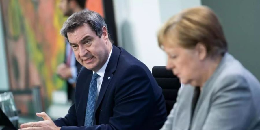 Markus Söder (l, CSU), Ministerpräsident von Bayern, und Bundeskanzlerin Angela Merkel (CDU) auf der gestrigen Pressekonferenz im Kanzleramt. Sie beherrschten die Nachrichtensendungen am Abend. Foto: Bernd von Jutrczenka/dpa Pool/dpa