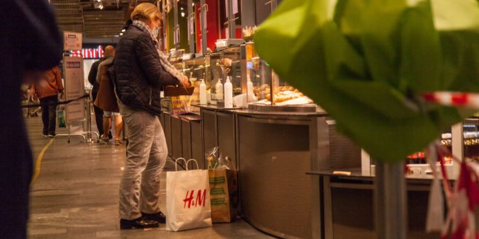 Kundin beim Migros Take Away im Glattzentrum