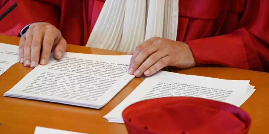 Stephan Harbarth, Vorsitzender des Ersten Senats und neuer Präsident des Bundesverfassungsgerichts, verkündet das Urteil zum Versorgungsausgleich bei Ehescheidungen. Foto: Uli Deck/dpa