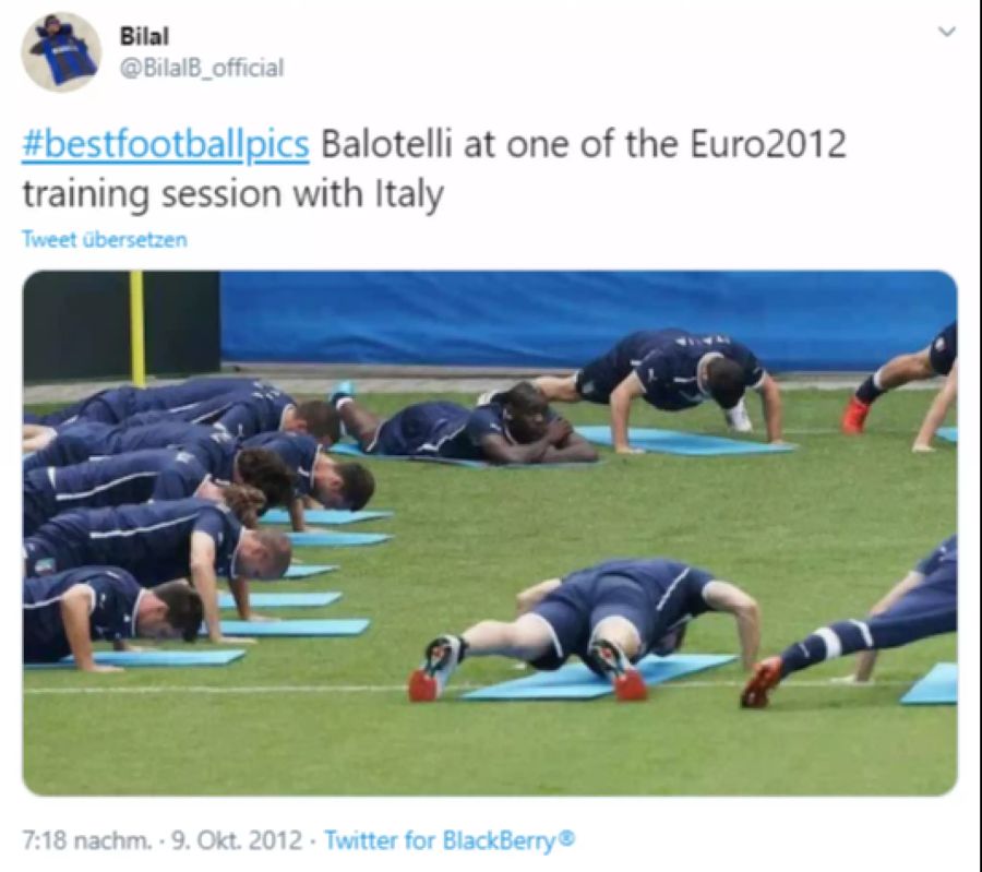 Mario Balotelli gönnt sich im Training eine Auszeit.