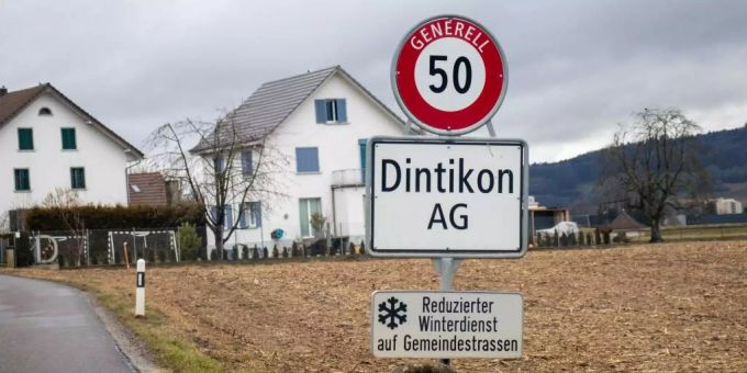 Ortsschild Dintikon. Dintikon