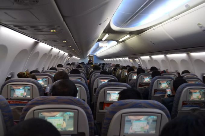 Der Mittelsitz bietet spannende Gespräche. Sitze im Flugzeug