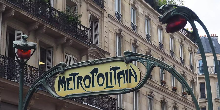 Ein Eingang der Métro-Station Châtelet in Paris im Art-Nouveau-Stil. Am 19. Juli jährt sich zum 120. Mal die Eröffnung der ersten Métro-Linie in Paris zwischen den Stationen Porte Maillot bis zur Porte de Vincennes. Foto: Christian Böhmer/dpa