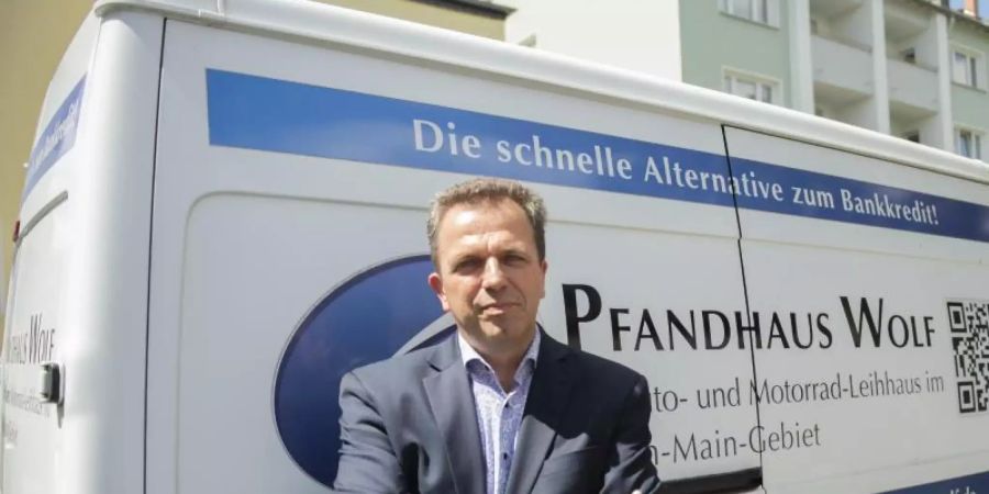 Bernd Wolf, Pfandleiher und Gebrauchtwagenhändler, bietet eine schnelle Alternative zum Bankkredit. Er hat sich auf das Beleihen von Autos und Motorrädern spezialisiert. Foto: Sebastian Kramer/dpa