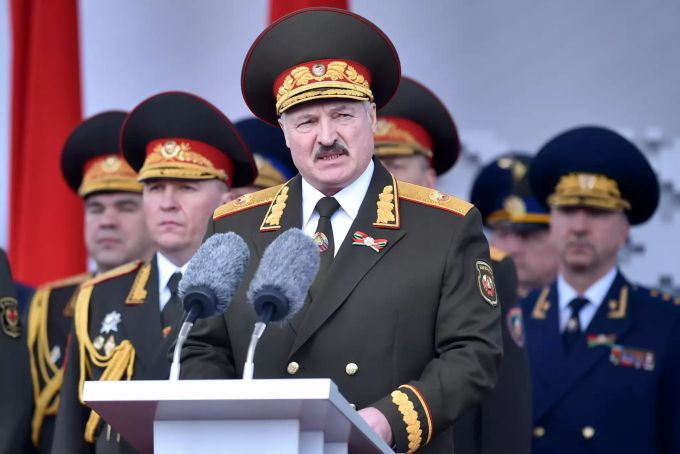 Alexander Lukaschenko, Präsident von Belarus, Mitte, hält eine Rede bei der Militärparade zum 75, Tag des Sieges. Belarus