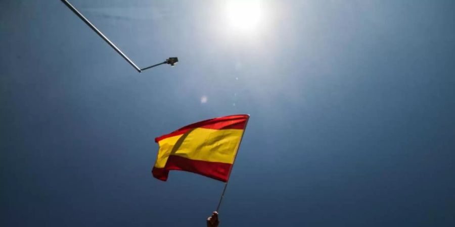 Javier Ortega Smith, Generalsekretär der rechtspopulistischen Vox-Partei, schwenkt eine spanische Flagge während einer Auto- und Motorradrallye des von seiner Partei organisierten Protests. Foto: Joaquin Corchero/EUROPA PRESS/dpa