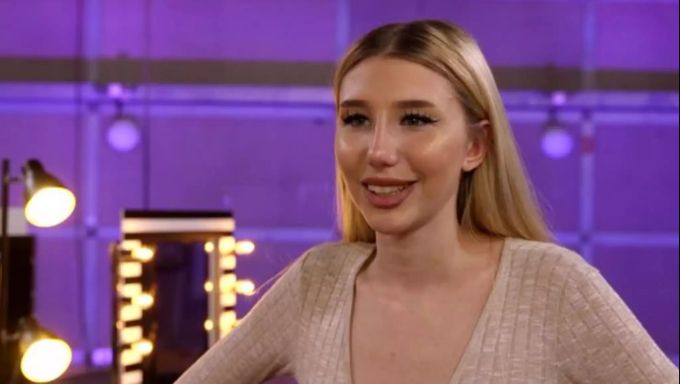 «GNTM» 2020: Kandidatin Tamara darf als Backstagereporterin dabei sein. GNTM