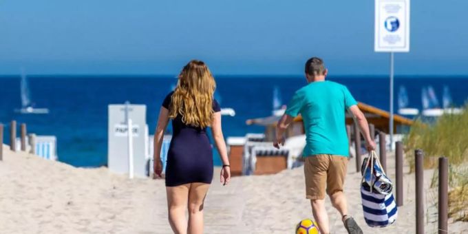 Urlauber gehen über einen Zugang zum Ostseestrand. Foto: Jens Büttner/dpa-Zentralbild/dpa Urlauber gehen über einen Zugang zum Ostseestrand. Foto: Jens Büttner/dpa-Zentralbild/dpa