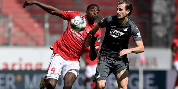 Jean-Philippe Mateta (l) von Mainz 05 im Duell mit Hoffenheims Havard Nordtveit. Foto: Sascha Steinbach / Pool/epa/Pool/dpa Jean-Philippe Mateta (l) von Mainz 05 im Duell mit Hoffenheims Havard Nordtveit. Foto: Sascha Steinbach / Pool/epa/Pool/dpa