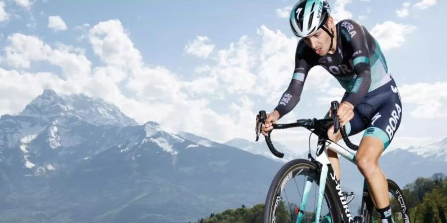 Emanuel Buchmann vom Team Bora-hansgrohe nahm den Mount Everest in Angriff - zumindest von den Höhenmetern her. Foto: Valentin Flauraud/KEYSTONE/dpa
