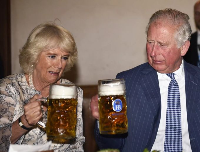 Da darf man auch mal anstossen. Schliesslich bekommen Prinz Charles und seine Camilla gleich zwei Privatschlösser vererbt. prinz charles camilla