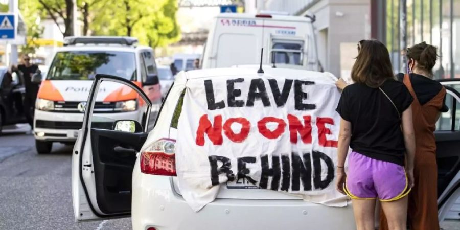 Menschen demonstrieren mit einer Autodemo für Flüchtlinge am Samstag, 18. April 2020, in Zürich. Zwei europäische Mediziner-Verbände haben jetzt in einem öffentlichen Statement darauf aufmerksam gemacht, dass europaweit die Gesundheit von Migranten vernachlässigt wird. (Archivbild)