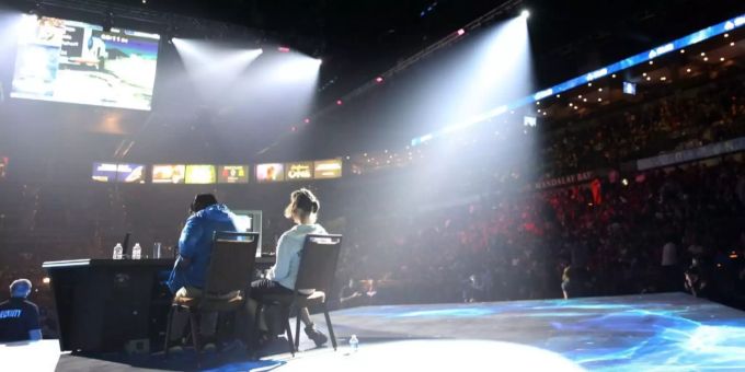 James "Swedish Delight" Liu (l.) und Justin "Wizzrobe" Hallett spielen gegeneinander am Evolution Championship Series Super Smash Bros. evolution championship series