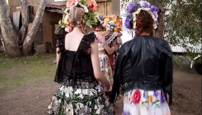 Maribel weint, während sie sich von den anderen Models verabschiedet. GNTM