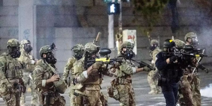 US-amerikanische Bundesbeamte setzen Tränengas und Geschosse gegen Demonstranten der «Black Lives Matter»-Bewegung in Portland ein. Foto: Noah Berger/AP/dpa