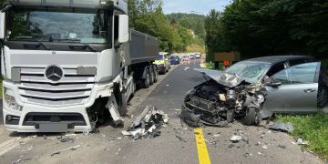 Heftige Kollision mit Lastwagen