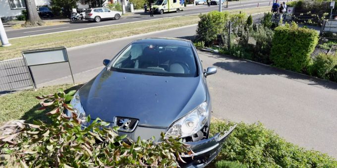 Der Autolenker riss nach der Kollision das Lenkrad nach links, worauf er mit dem Auto über das parallel verlaufende Gleisbett des Trams sowie den Velostreifen fuhr und in einer Pflanzenrabatte zu stehen kam. Streifkollision