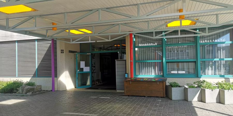 Das Primarschulhaus Hertimatt in Seon.