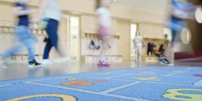 Wie bedeutsam sind Kinder als Überträger des Coronavirus? Für die Öffnung von Kindergärten und Schulen spielt diese Frage eine grosse Rolle. Die Datenlage dazu ist aber weiterhin relativ dünn. Foto: Uwe Anspach/dpa Wie bedeutsam sind Kinder als Überträger des Coronavirus? Für die Öffnung von Kindergärten und Schulen spielt diese Frage eine grosse Rolle. Die Datenlage dazu ist aber weiterhin relativ dünn. Foto: Uwe Anspach/dpa