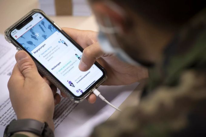 Ein Schweizer Soldat benutzt die Tracing-App. Coronavirus