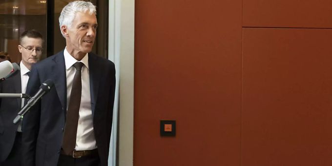 Bundesanwalt Michael Lauber trifft zur Anhörung bei der Gerichtskommission im Bundeshaus ein. Michael Lauber