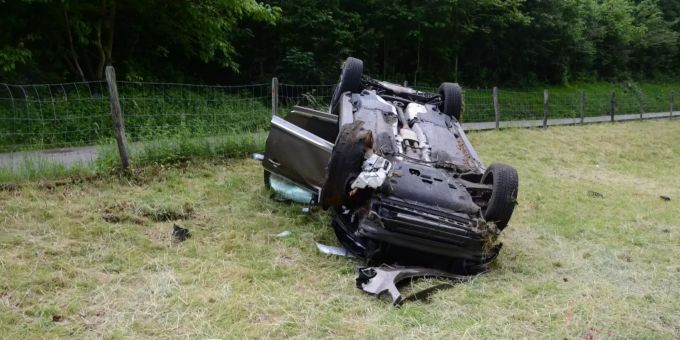 Personenwagenlenker verursacht Selbstunfall.