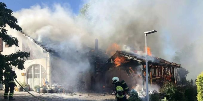 Die Flammen griffen vom Fahrzeugunterstand auf die Villa in Salvenach FR über. Die Flammen griffen vom Fahrzeugunterstand auf die Villa in Salvenach FR über.