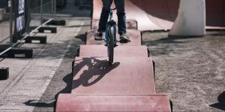 Stadt - Pumptrack-Anlage bei der Sporthalle Schachen in Aarau
