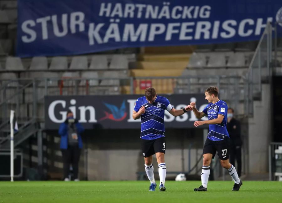 Wenig später doppelt Arminia Bielefeld nach. Fabian Klos (l.) bejubelt sein Tor zum 3:0 mit Cedric Brunner.